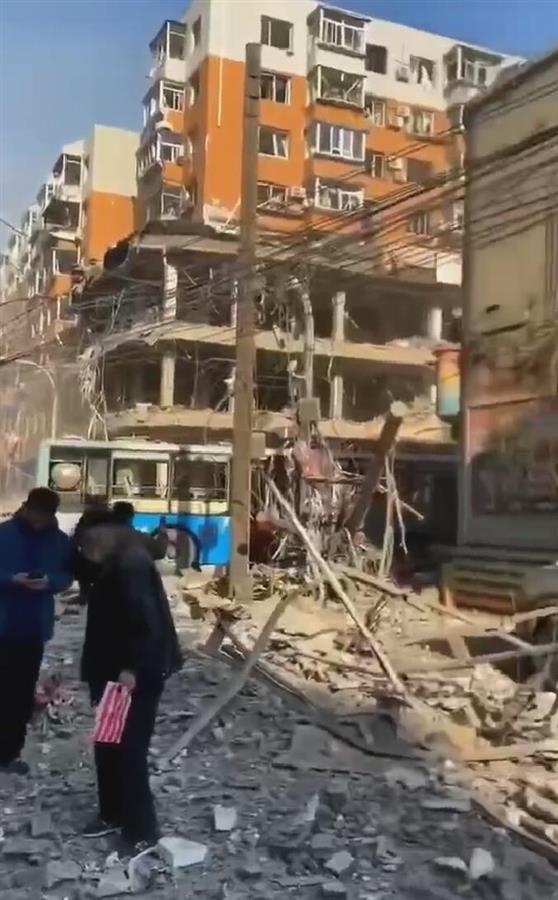 沈阳饭店爆炸一公交车受损严重,公交公司 有乘客受轻伤
